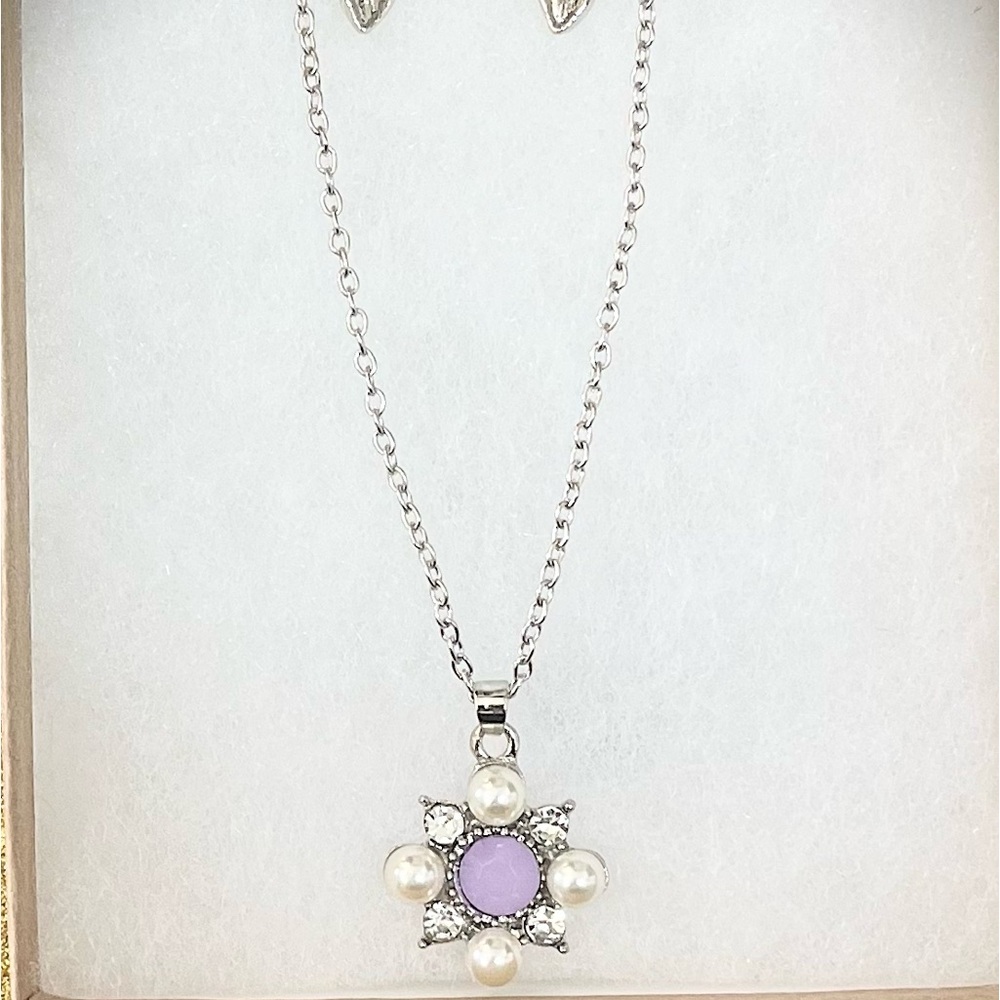 BEAUTIFUL NECKLACE AND EARRINGS SET